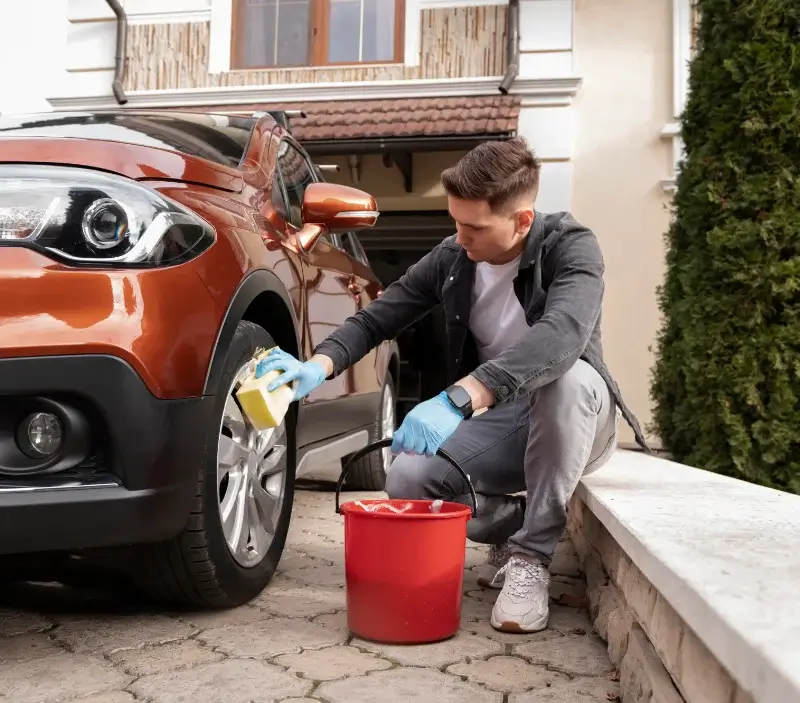 Lavage auto à domicile La Celle-sous-Gouzon : professionnel intervenant sur un véhicule